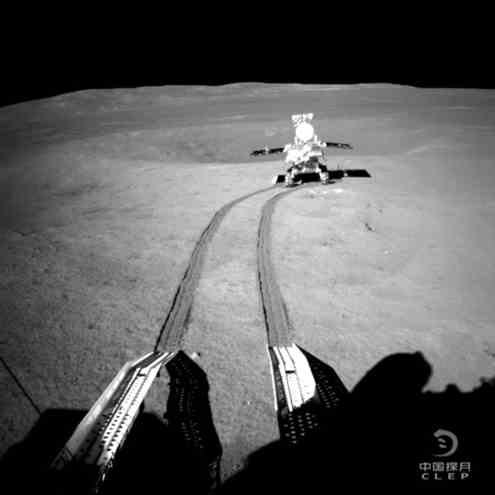 此图片为嫦娥四号着陆器拍摄的着陆点南侧月球背面图像，巡视器“玉兔二号”就是朝此方向驶向月球表面。新华社发